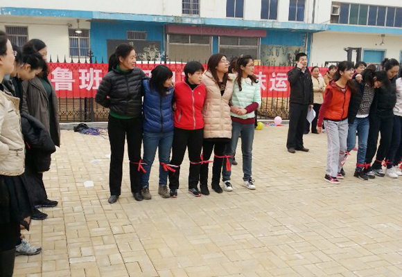 2014年3月7日，公司全體女職工以昂揚(yáng)的斗志，飽滿的精神狀態(tài)，參加了金魯班集團(tuán)組織的第一屆趣味運(yùn)動(dòng)會(huì)，并參與了跳繩、拔河、踢毽子等7個(gè)項(xiàng)目的比賽，包攬了踢毽子前三名的傲人戰(zhàn)績(jī)，拔河獲第二名。