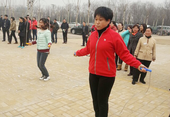2014年3月7日，公司全體女職工以昂揚(yáng)的斗志，飽滿的精神狀態(tài)，參加了金魯班集團(tuán)組織的第一屆趣味運(yùn)動(dòng)會(huì)，并參與了跳繩、拔河、踢毽子等7個(gè)項(xiàng)目的比賽，包攬了踢毽子前三名的傲人戰(zhàn)績(jī)，拔河獲第二名。