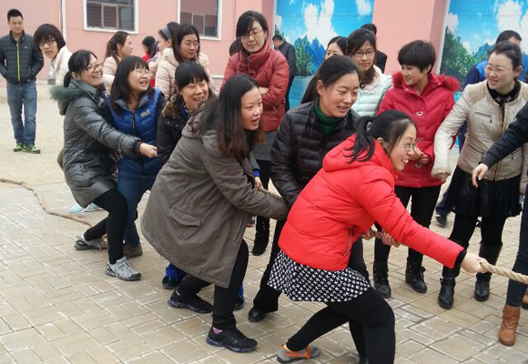 2014年3月7日，公司全體女職工以昂揚(yáng)的斗志，飽滿的精神狀態(tài)，參加了金魯班集團(tuán)組織的第一屆趣味運(yùn)動(dòng)會(huì)，并參與了跳繩、拔河、踢毽子等7個(gè)項(xiàng)目的比賽，包攬了踢毽子前三名的傲人戰(zhàn)績(jī)，拔河獲第二名。
